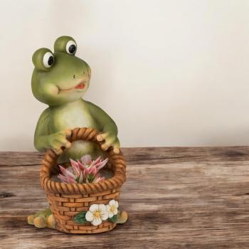 Preview: Frosch mit Korb in der Hand 43 cm - Charmante Frühlingsdeko